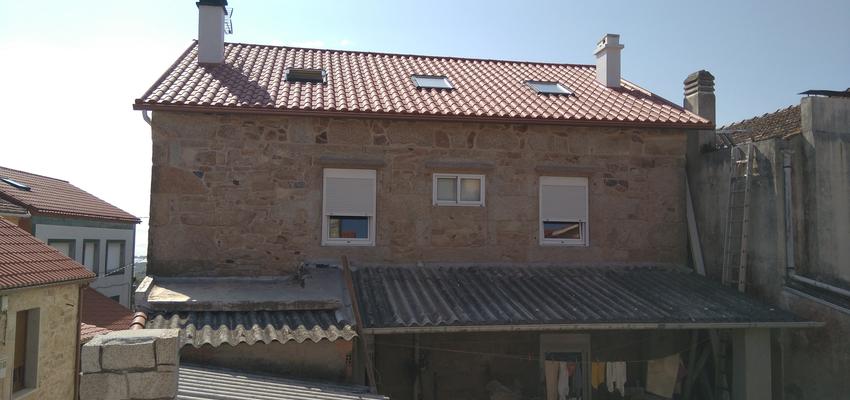 Exterior Estilo rustico Color rojo, bronce  diseñado por Reformas Galicia | Gremio | Copyright Reformas Galicia