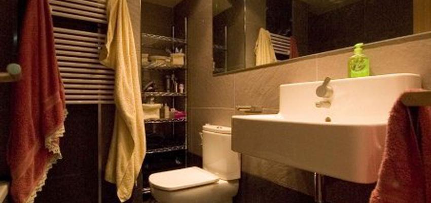 Baño style moderno color beige, marron, blanco  diseñado por Andoni Bollada | Interiorista 