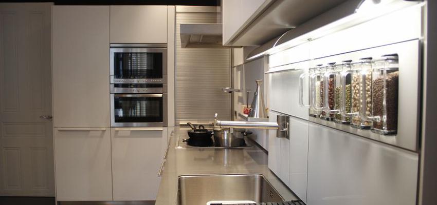 Cocina Estilo contemporaneo Color beige, gris, plateado  diseñado por Andoni Bollada | Interiorista | Copyright Andoni Bollada