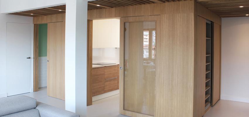 Vestibulo, Cocina, Salon Estilo contemporaneo Color blanco, gris, bronce  diseñado por TAPERSTUDIO ARKITEKTURA S.L.P | Arquitecto | Copyright Taperstudio Arkitektura + Jon Ander Diez