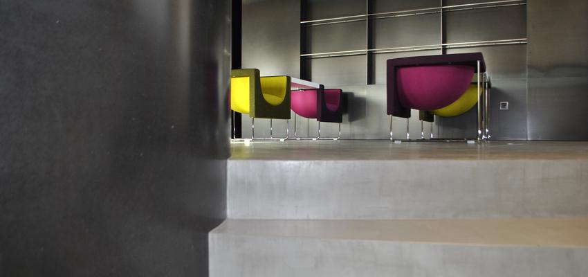 Oficina style moderno color amarillo, rosa, gris, gris  diseñado por MARIA ESTEBAN RECHE | Interiorista 