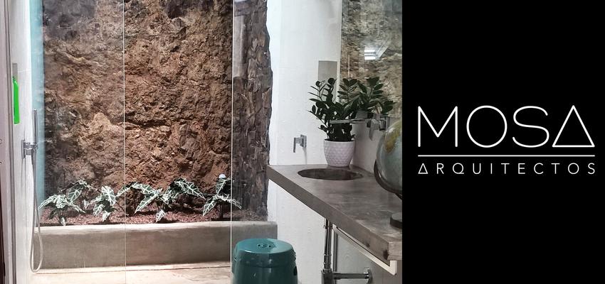 Baño Estilo rustico Color marron, beige, blanco  diseñado por Jennifer Moreno | Arquitecto | Copyright MOSA Arquitectos