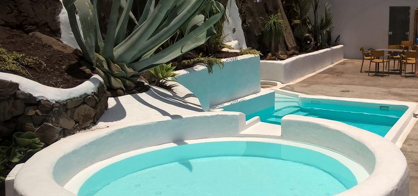 Piscina Estilo rustico Color turquesa, azul cielo, blanco  diseñado por Jennifer Moreno | Arquitecto | Copyright MOSA Arquitectos