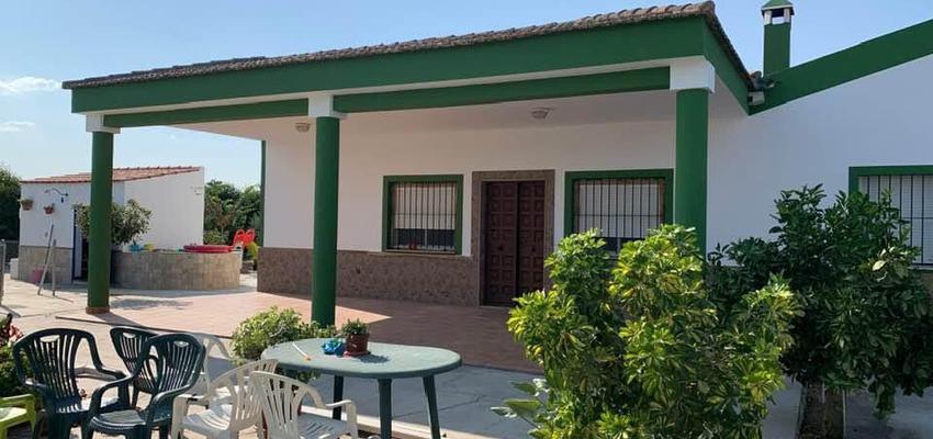 Exterior Estilo clasico Color verde, blanco  diseñado por José María Soto Paredes | Reformista, constructor 