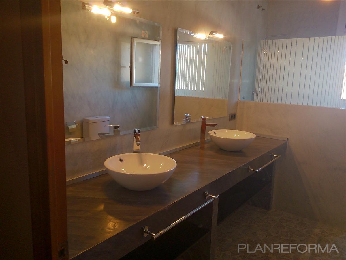 Baño Estilo contemporaneo Color beige, marron, blanco  diseñado por Agustín | Gremio 