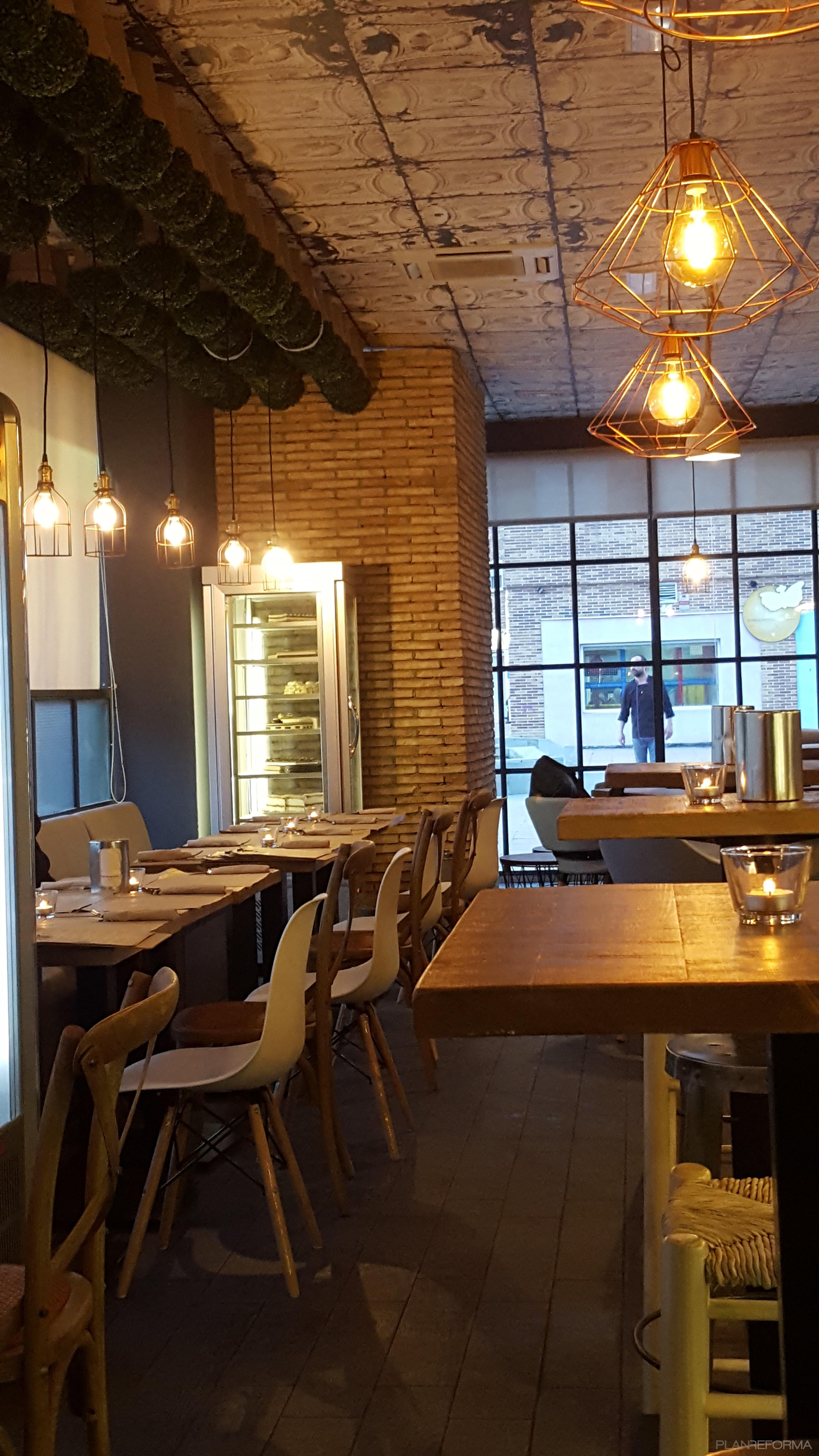 Comedor, Restaurante, Cafeteria Estilo vintage Color beige, marron, gris  diseñado por estudio2interiorismo | Interiorista | Copyright estudio2interiorismo