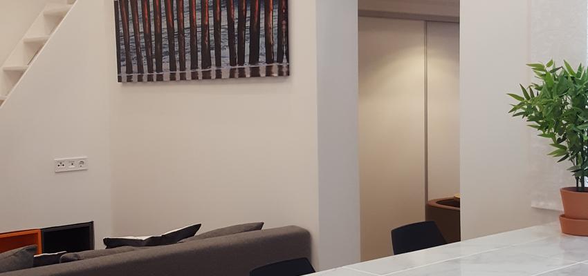 Dormitorio, Cocina, Salon Estilo contemporaneo Color marron, blanco, gris  diseñado por estudio2interiorismo | Interiorista | Copyright estudio2interiorismo