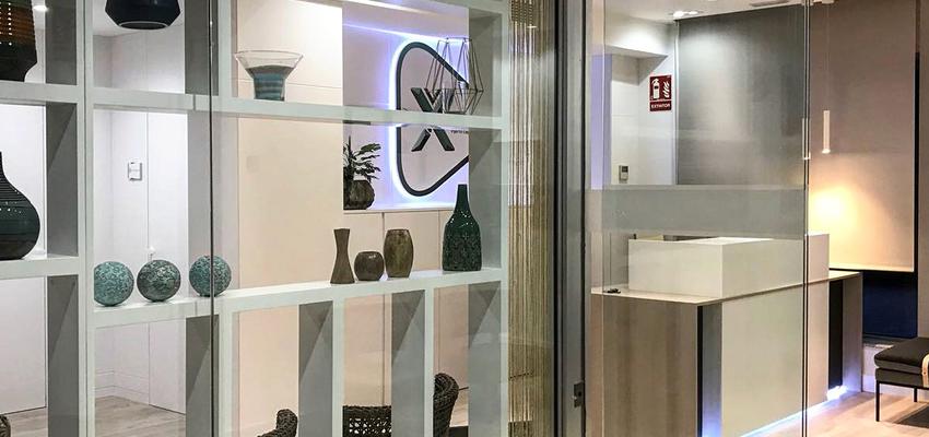 Recibidor Estilo moderno Color marron, beige, plateado  diseñado por estudio2interiorismo | Interiorista | Copyright estudio2interiorismo