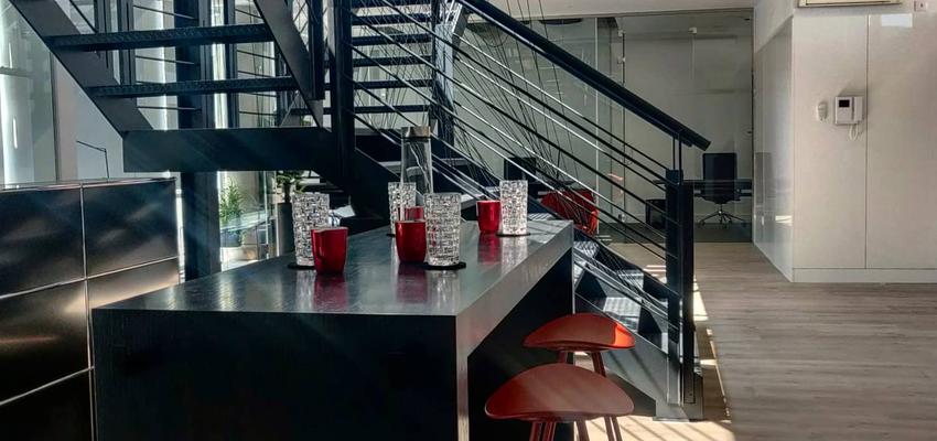 Escalera, Oficina Estilo moderno Color beige, gris, negro  diseñado por estudio2interiorismo | Interiorista | Copyright estudio2interiorismo