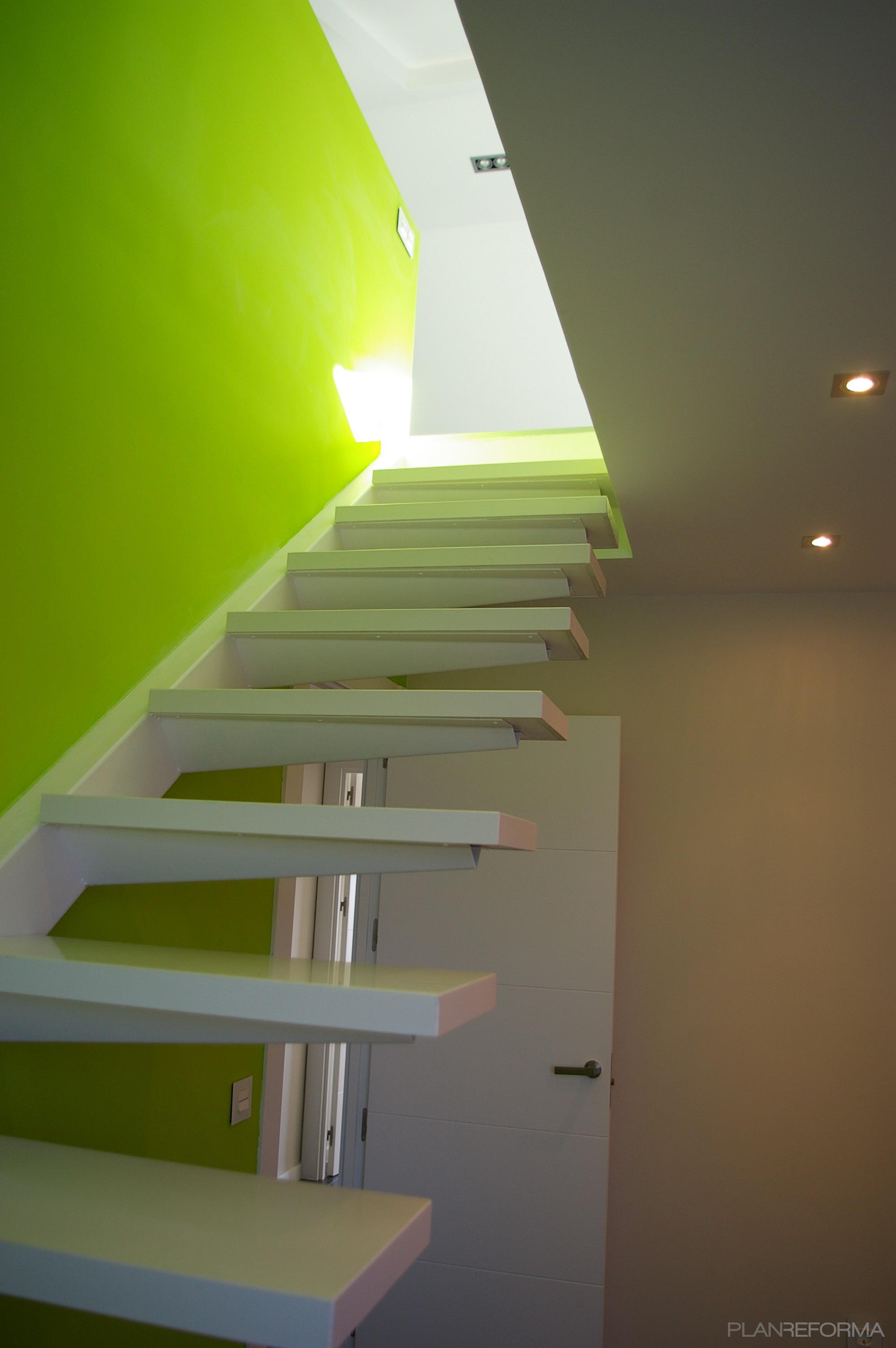 Escalera Estilo moderno Color verde, marron, plateado  diseñado por estudio2interiorismo | Interiorista | Copyright Soy el propietario