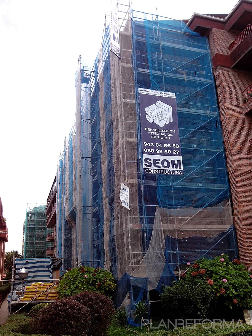 Exterior style tradicional color azul oscuro, marron  diseñado por SEOM CONSTRUCTORA | Gremio 
