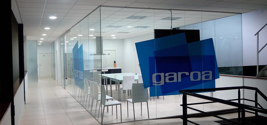 Oficina style moderno color azul oscuro, beige, blanco, negro  diseñado por SEOM CONSTRUCTORA | Gremio 