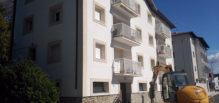 Exterior style tradicional color beige, beige, blanco  diseñado por SEOM CONSTRUCTORA | Gremio 