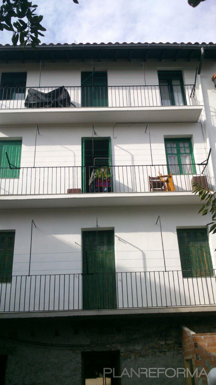 Exterior style tradicional color verde, blanco, negro  diseñado por SEOM CONSTRUCTORA | Gremio 