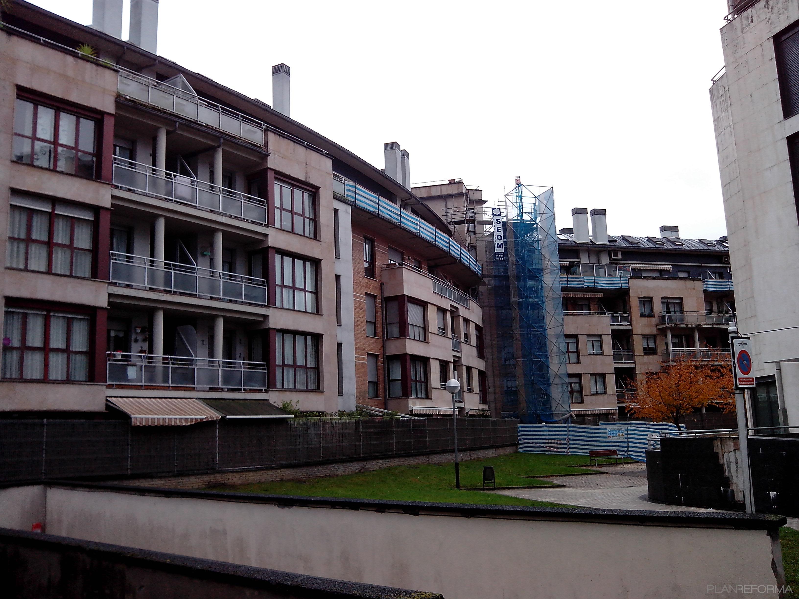 Exterior style tradicional color marron, beige, blanco, gris  diseñado por SEOM CONSTRUCTORA | Gremio 