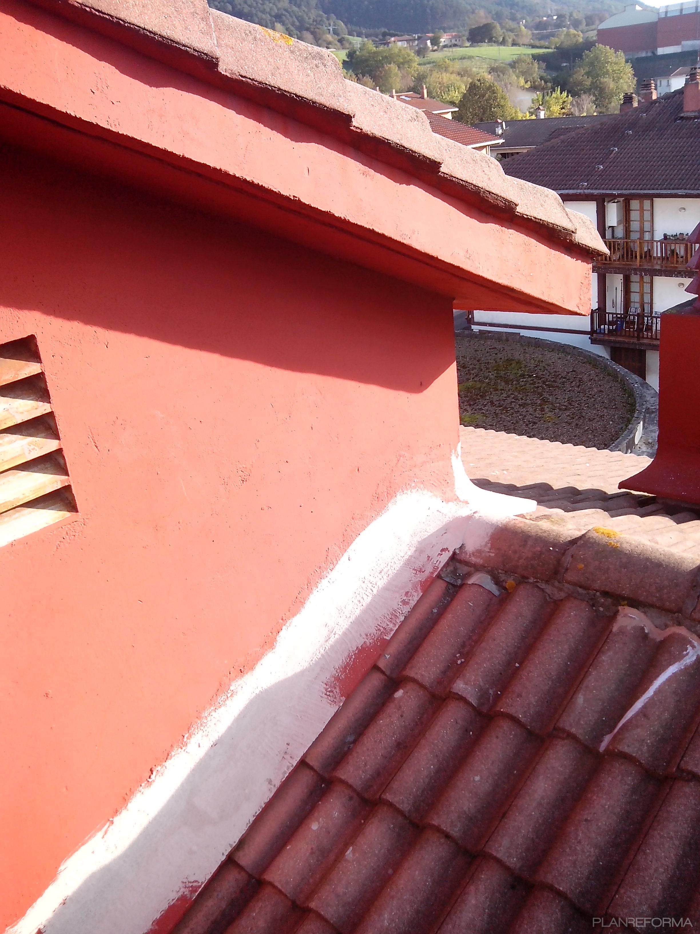 Exterior style tradicional color marron, blanco  diseñado por SEOM CONSTRUCTORA | Gremio 