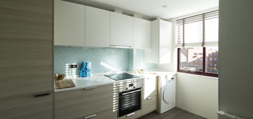 Cocina Estilo vanguardista Color turquesa, azul cielo, plateado  diseñado por Remake lab | Gremio 