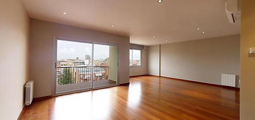 Comedor style clasico color amarillo, azul cielo, beige  diseñado por Franki Rovira | Gremio | Copyright tarima flotante