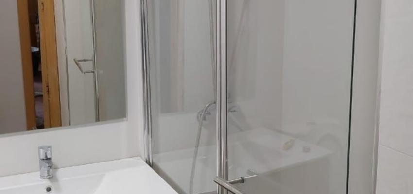 Baño Estilo moderno Color gris  diseñado por FABIO EDGAR SIERRA MIRANDA | Reformista, constructor | Copyright reformas fabio sierra