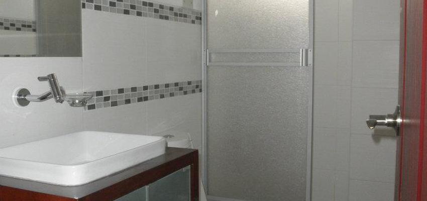 Baño Estilo clasico Color marron, gris, gris  diseñado por ARKHE reformas SL | Gremio | Copyright ARKHE reformas