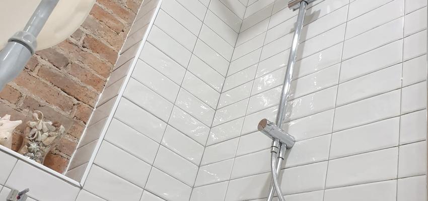 Baño Estilo contemporaneo Color blanco, gris  diseñado por ARKHE reformas SL | Gremio | Copyright ARKHE reformas