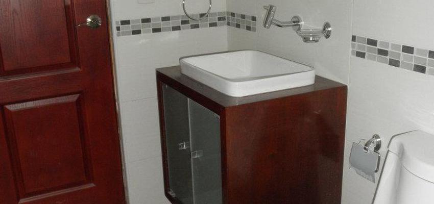 Baño Estilo contemporaneo Color marron, blanco, gris  diseñado por ARKHE reformas SL | Gremio | Copyright ARKHE reformas