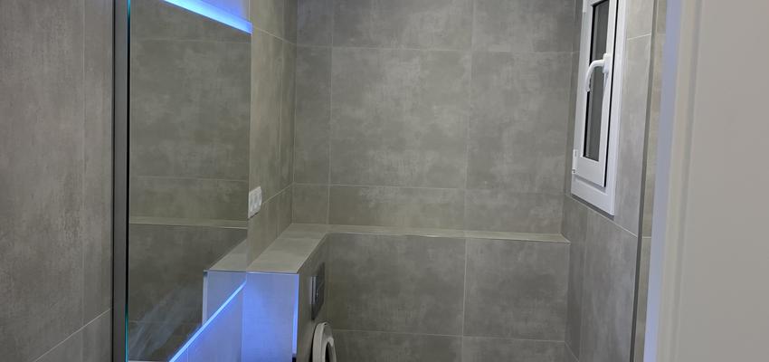 Baño Estilo contemporaneo Color azul, blanco, gris  diseñado por ARKHE reformas SL | Gremio | Copyright arkhereformas