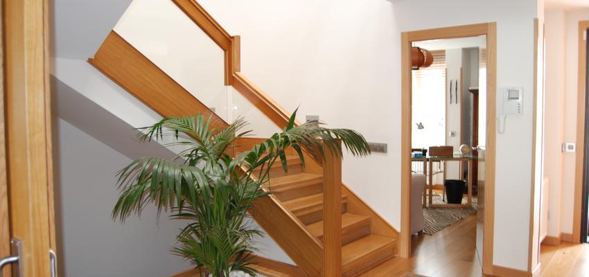 Vestibulo, Escalera Estilo contemporaneo Color marron  diseñado por F&F | Interiorista 