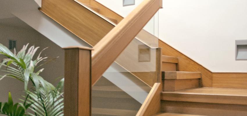 Escalera Estilo contemporaneo Color blanco, bronce  diseñado por F&F | Interiorista 