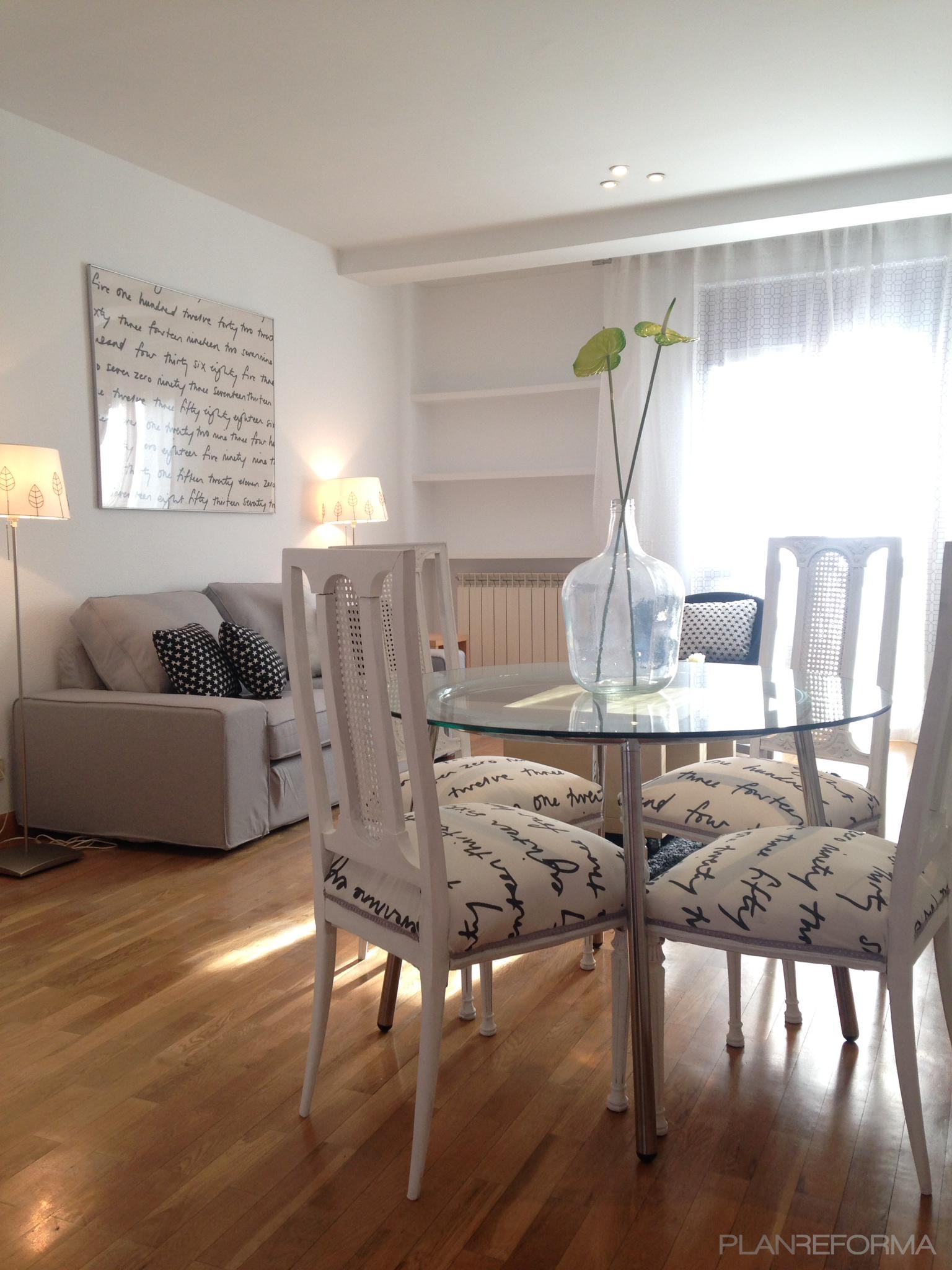 Salon style contemporaneo color blanco, gris, gris  diseñado por Nuevos AYRES | Interiorista 