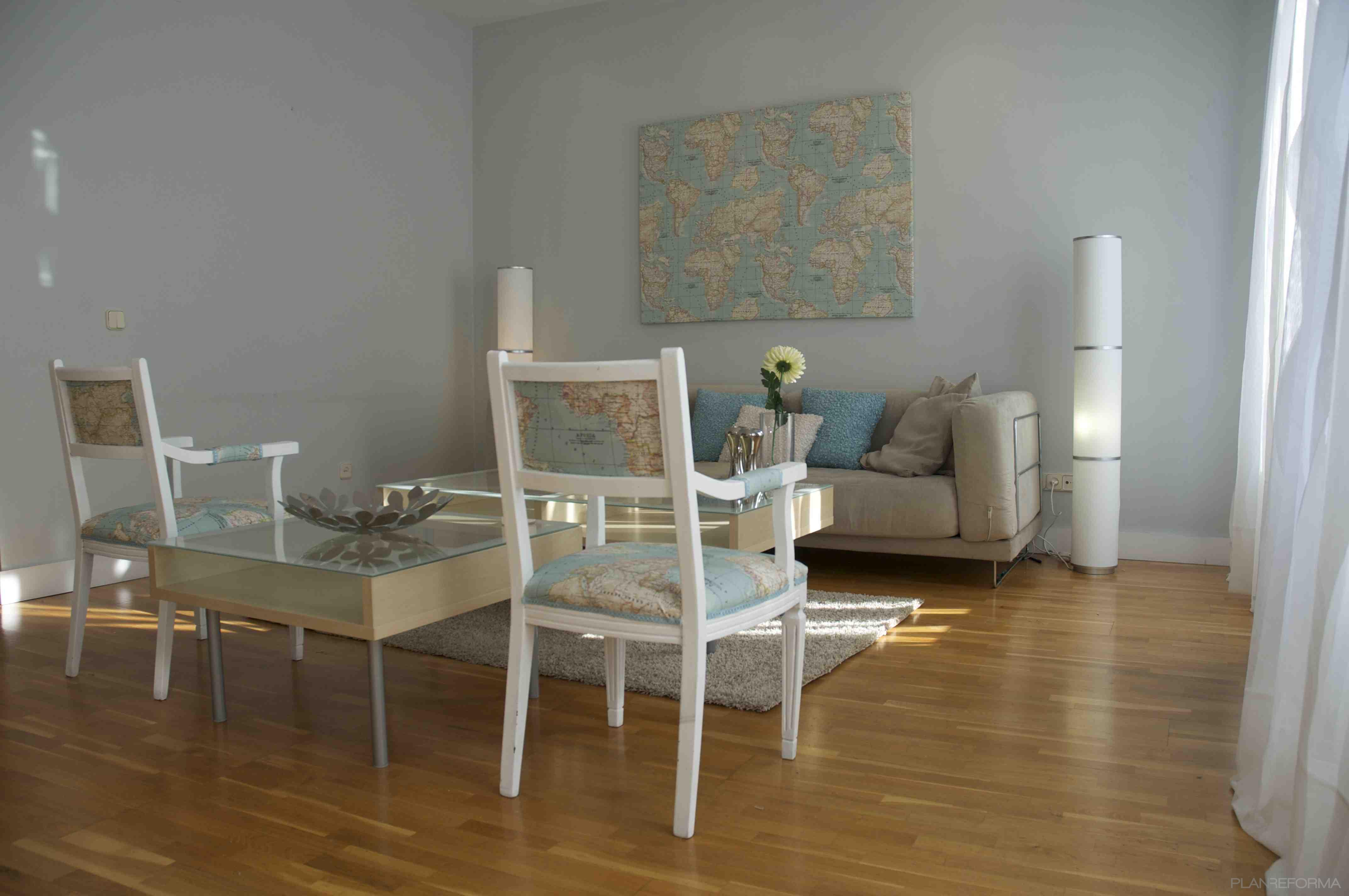 Salon style contemporaneo color azul cielo, beige, blanco  diseñado por Nuevos AYRES | Interiorista 