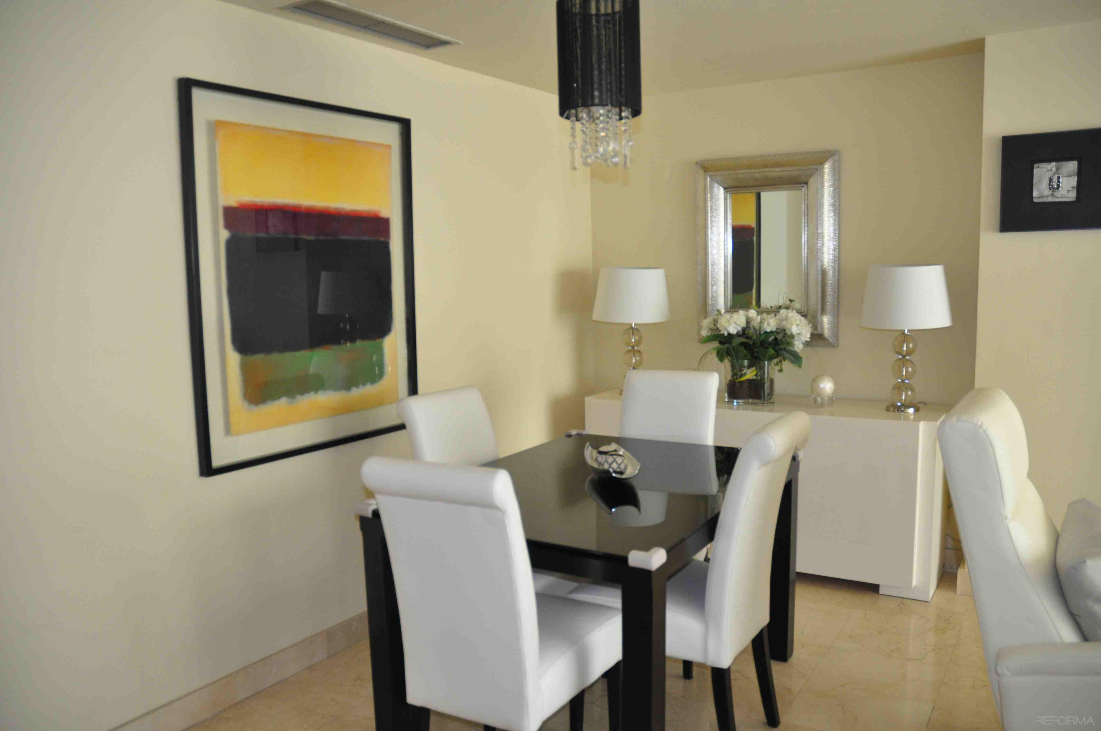 Comedor style contemporaneo color beige, blanco, negro  diseñado por Nuevos AYRES | Interiorista 