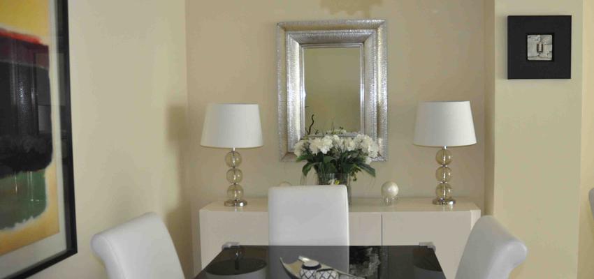 Comedor style contemporaneo color beige, blanco, negro  diseñado por Nuevos AYRES | Interiorista 