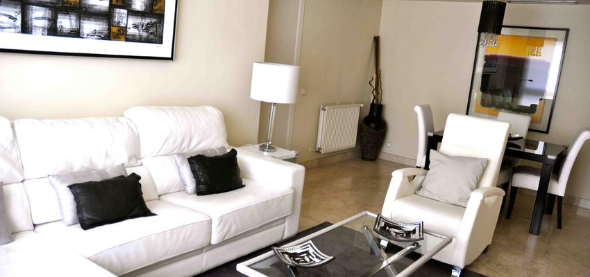 Salon style contemporaneo color blanco, gris, gris  diseñado por Nuevos AYRES | Interiorista 