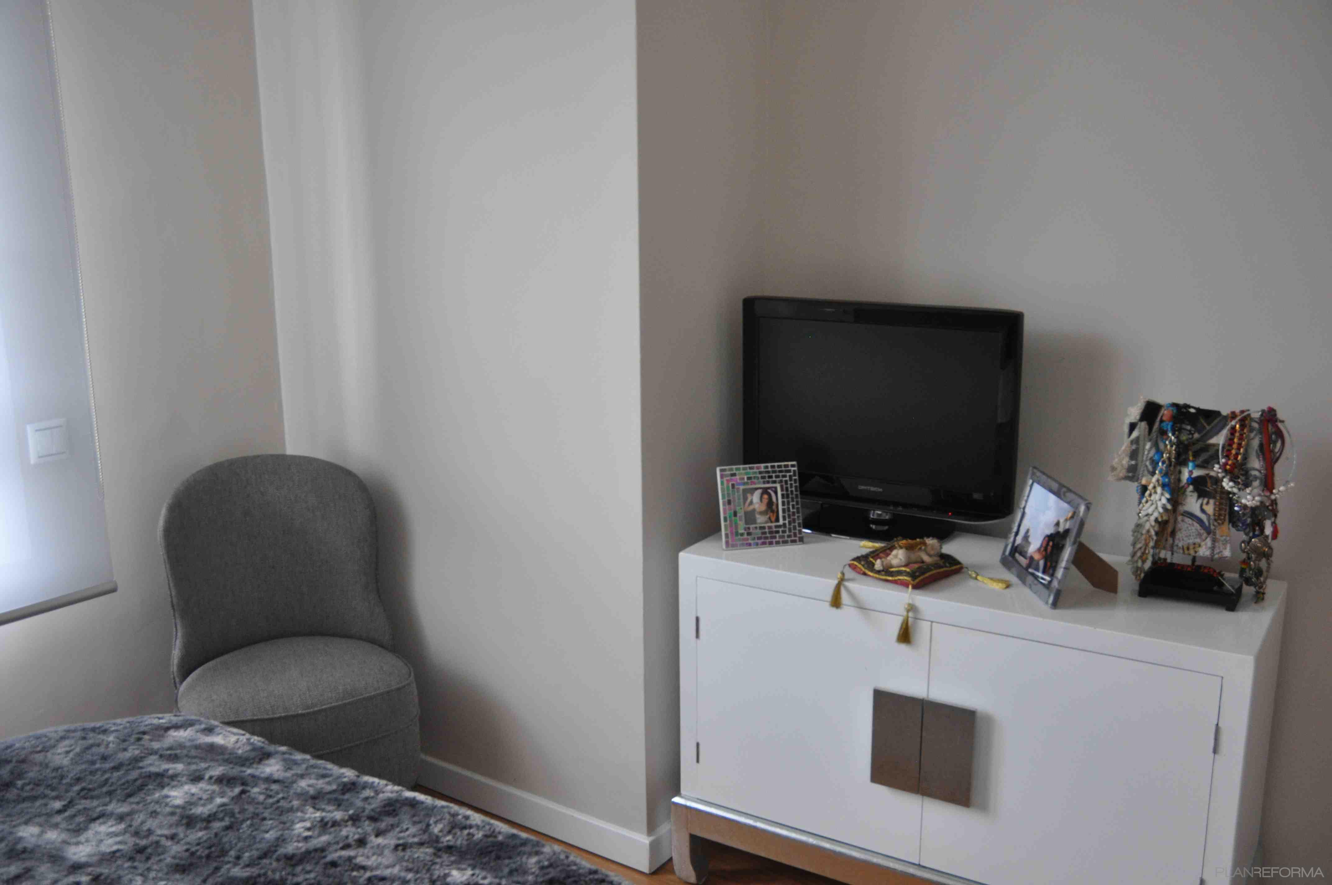 Dormitorio style contemporaneo color blanco, gris, gris  diseñado por Nuevos AYRES | Interiorista 