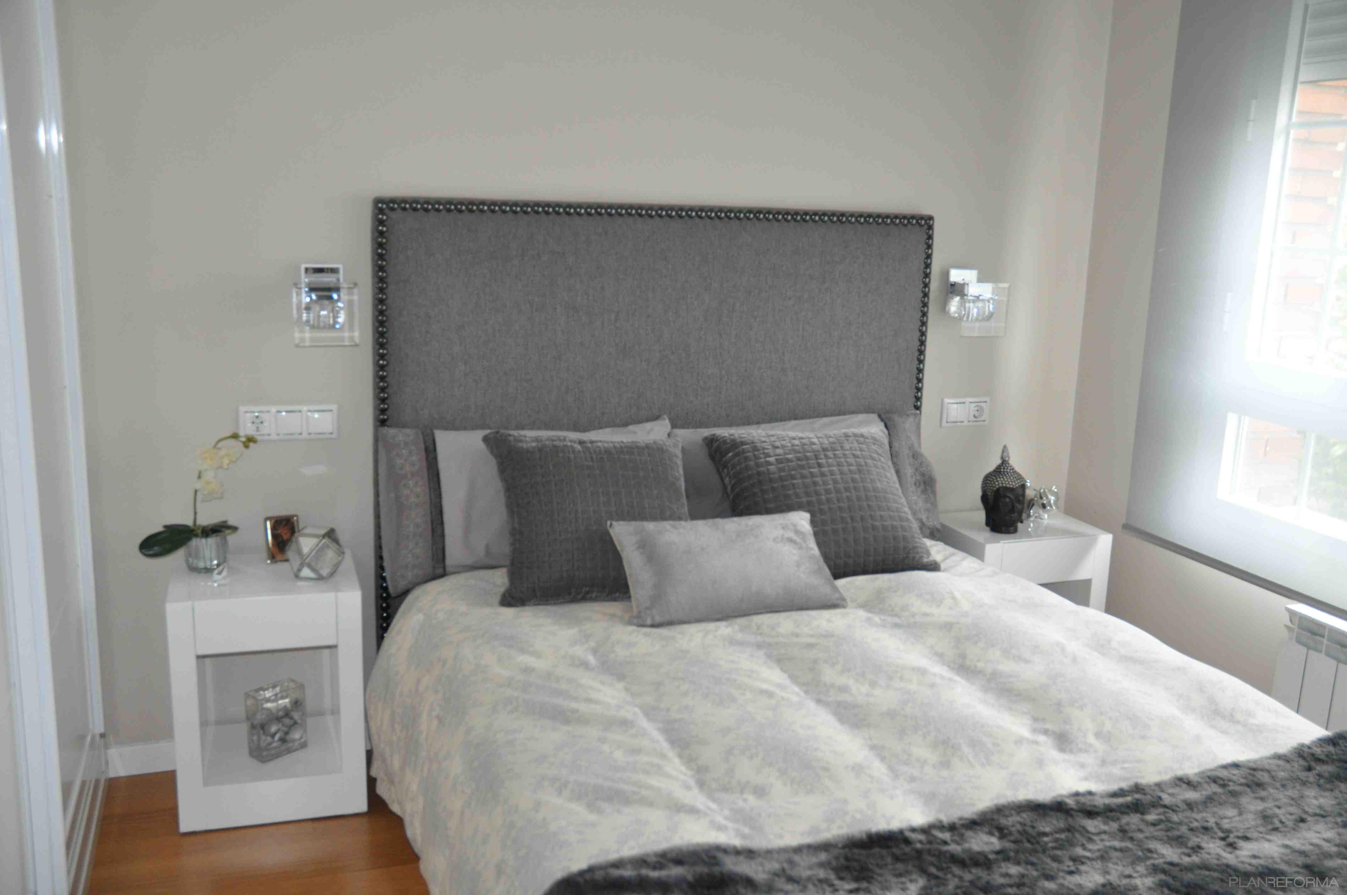 Dormitorio style contemporaneo color blanco, gris, gris  diseñado por Nuevos AYRES | Interiorista 