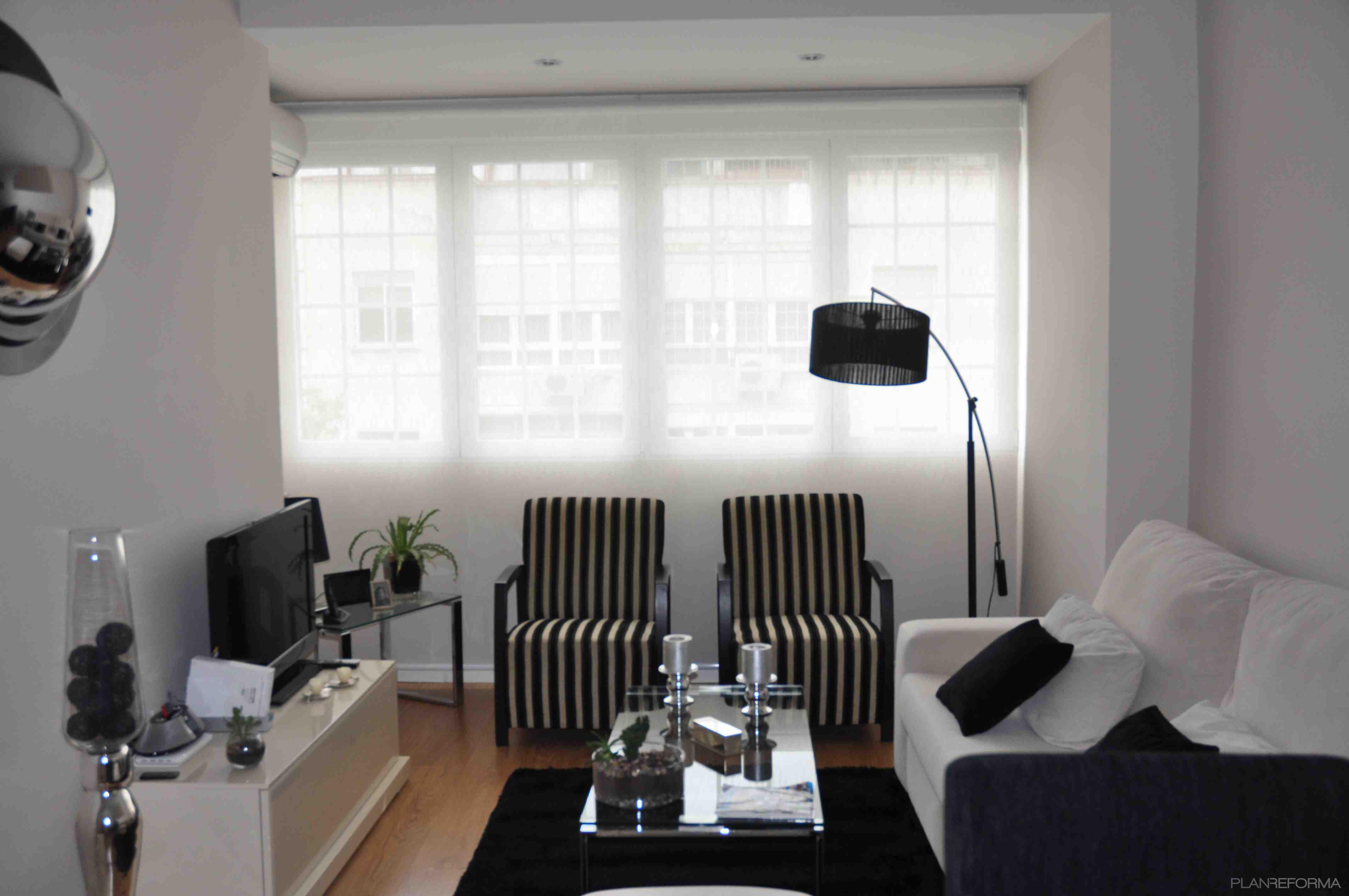 Salon style contemporaneo color beige, gris, gris  diseñado por Nuevos AYRES | Interiorista 