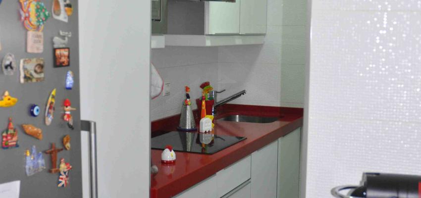 Cocina style moderno color rojo, blanco, gris  diseñado por Nuevos AYRES | Interiorista 