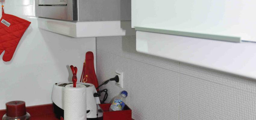 Cocina style moderno color rojo, blanco, gris  diseñado por Nuevos AYRES | Interiorista 