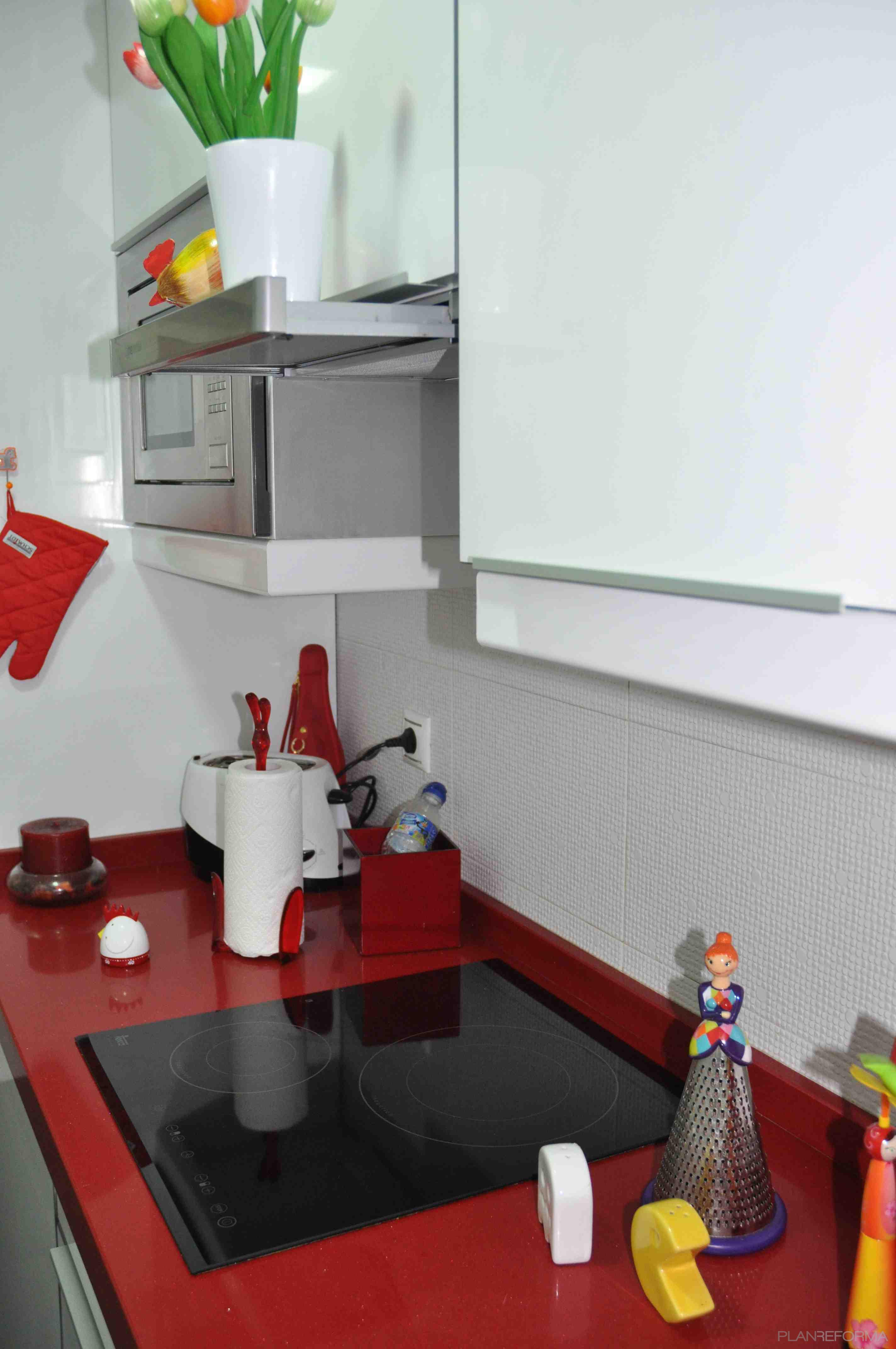 Cocina style moderno color rojo, blanco, gris  diseñado por Nuevos AYRES | Interiorista 