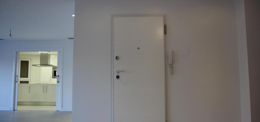 Cocina, Salon style moderno color beige, marron, blanco, gris, gris  diseñado por Ideas Quality Reformas Alicante | Gremio | Copyright Soy el propietario de las imagenes.