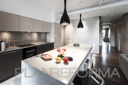 Cocina style moderno color marron, marron, marron, blanco  diseñado por Reformas Jorge Balaguer | Gremio 