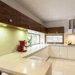 Cocina style moderno color beige, marron, marron, blanco