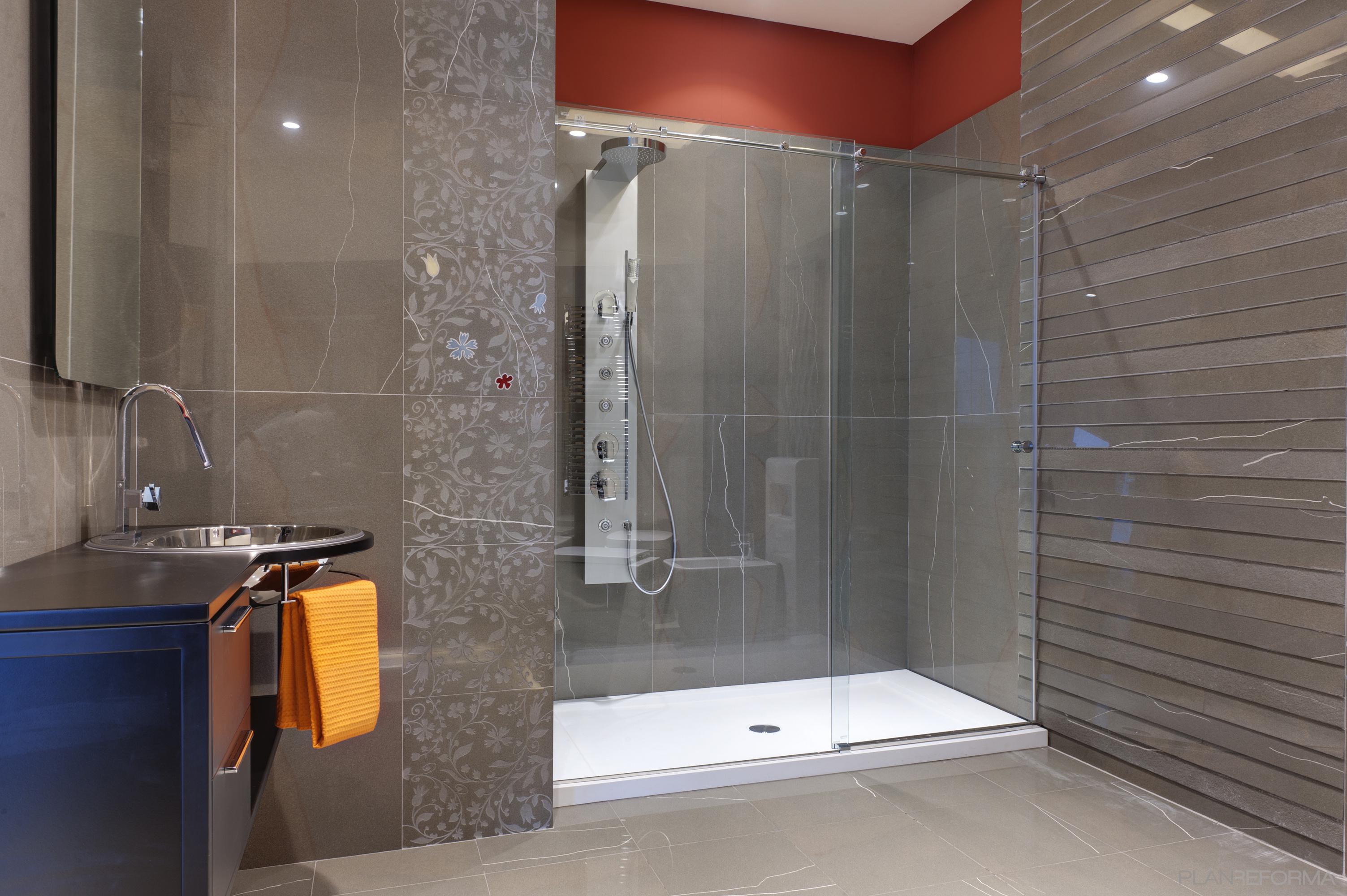 Baño style moderno color beige, marron, blanco, negro  diseñado por Reformas Jorge Balaguer | Gremio 
