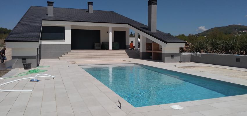 Piscina, Porche, Exterior Estilo moderno Color azul, beige, gris  diseñado por ANGELS VALLES BALAGUER | Arquitecto | Copyright ANGELS VALLES BALAGUER