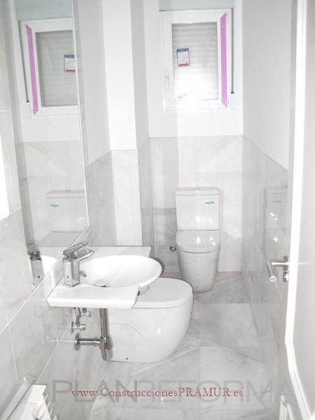 Baño Estilo clasico Color rojo  diseñado por Construcciones PRAMUR.es | Gremio | Copyright Construcciones PRAMUR