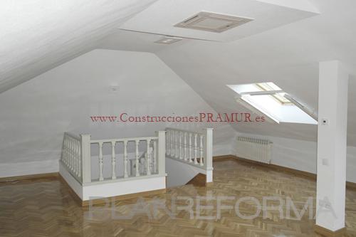 Dormitorio, Salon, Escalera Estilo clasico Color rojo  diseñado por Construcciones PRAMUR.es | Gremio | Copyright Construcciones PRAMUR