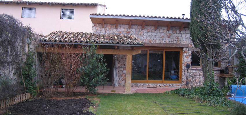 Exterior Estilo rustico Color verde, marron, beige  diseñado por iFAB Habita | Arquitecto | Copyright iFAB Habita | Arquitecto