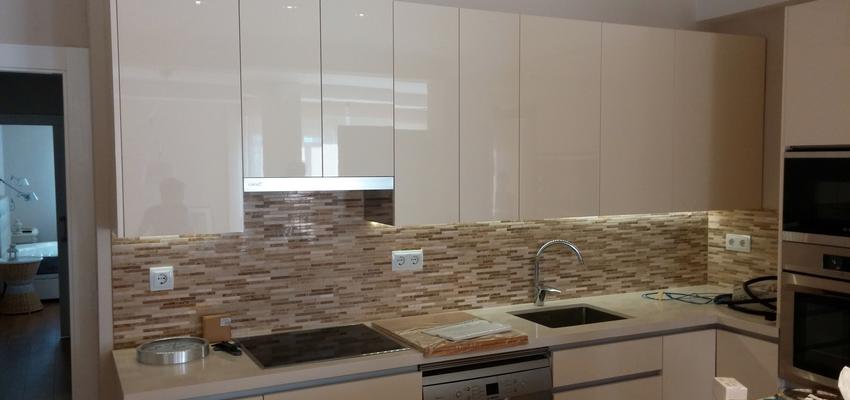 Cocina Estilo contemporaneo Color ocre, amarillo, beige  diseñado por Carlos Soto Martinez | Arquitecto | Copyright Projuka