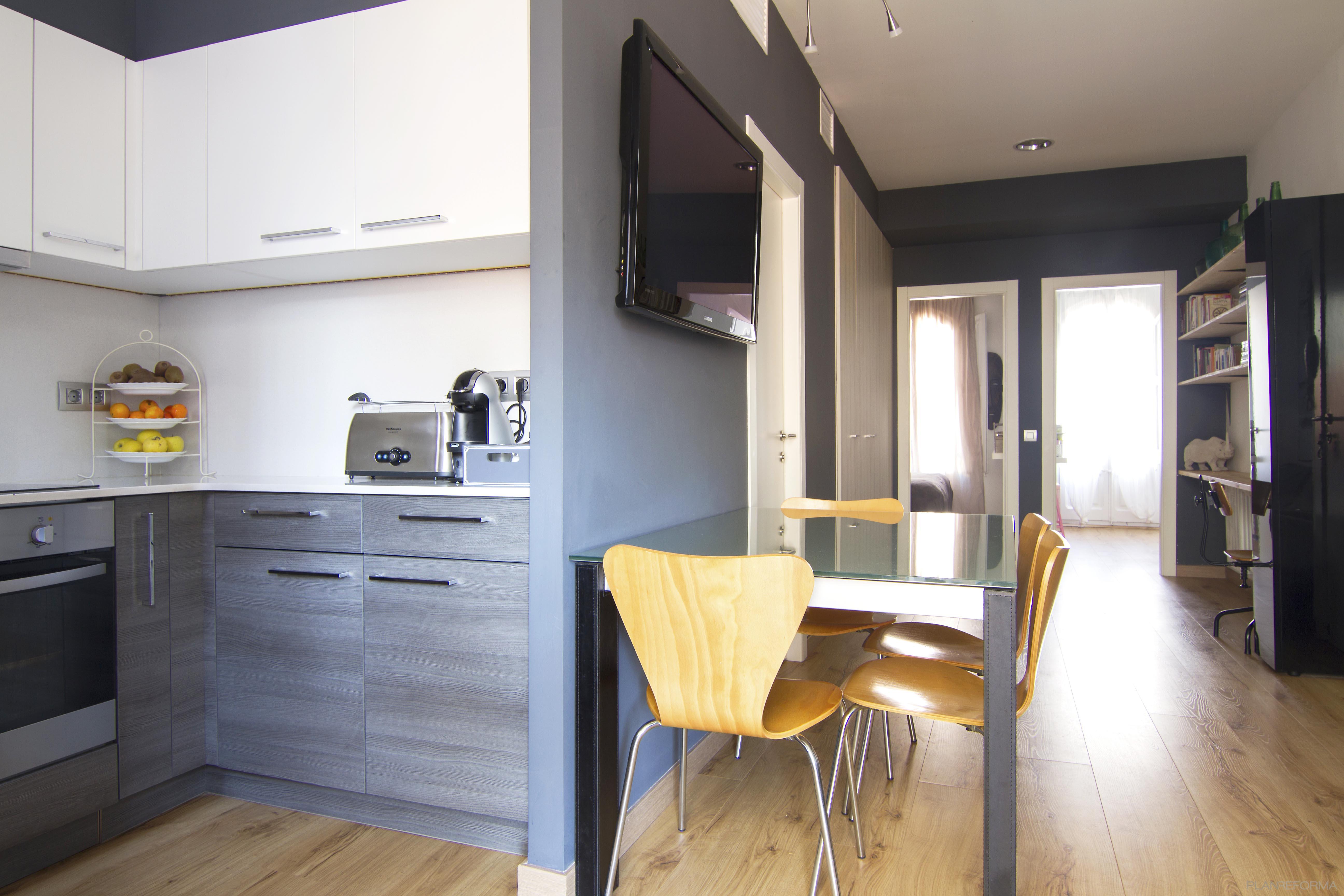Comedor, Cocina style contemporaneo color marron, blanco, gris, plateado  diseñado por ingenii | Interiorista | Copyright Esta imagen tiene derechos.